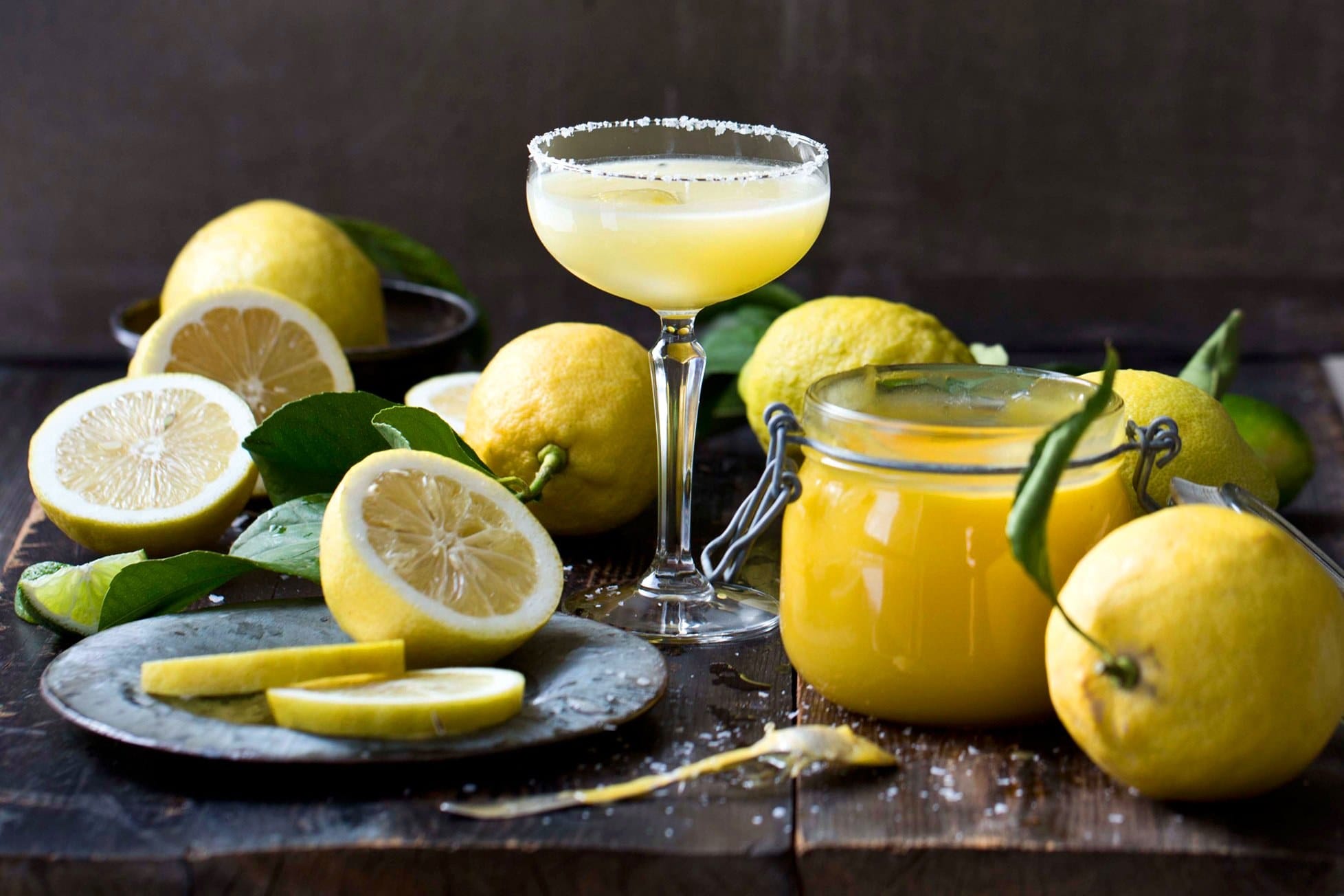 Čerstvé citrony, plátky a sklenice se šťávou – nejzdravější ovoce bohaté na vitamín C a antioxidanty.