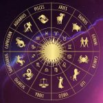 Znamení zvěrokruhu uspořádaná v astrologickém kruhu se zlatým sluncem uprostřed na fialovém vesmírném pozadí.