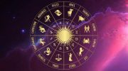 Znamení zvěrokruhu uspořádaná v astrologickém kruhu se zlatým sluncem uprostřed na fialovém vesmírném pozadí.