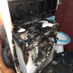 Zničená pračka po požáru v koupelně – důsledek špatného používání a přetížení spotřebiče