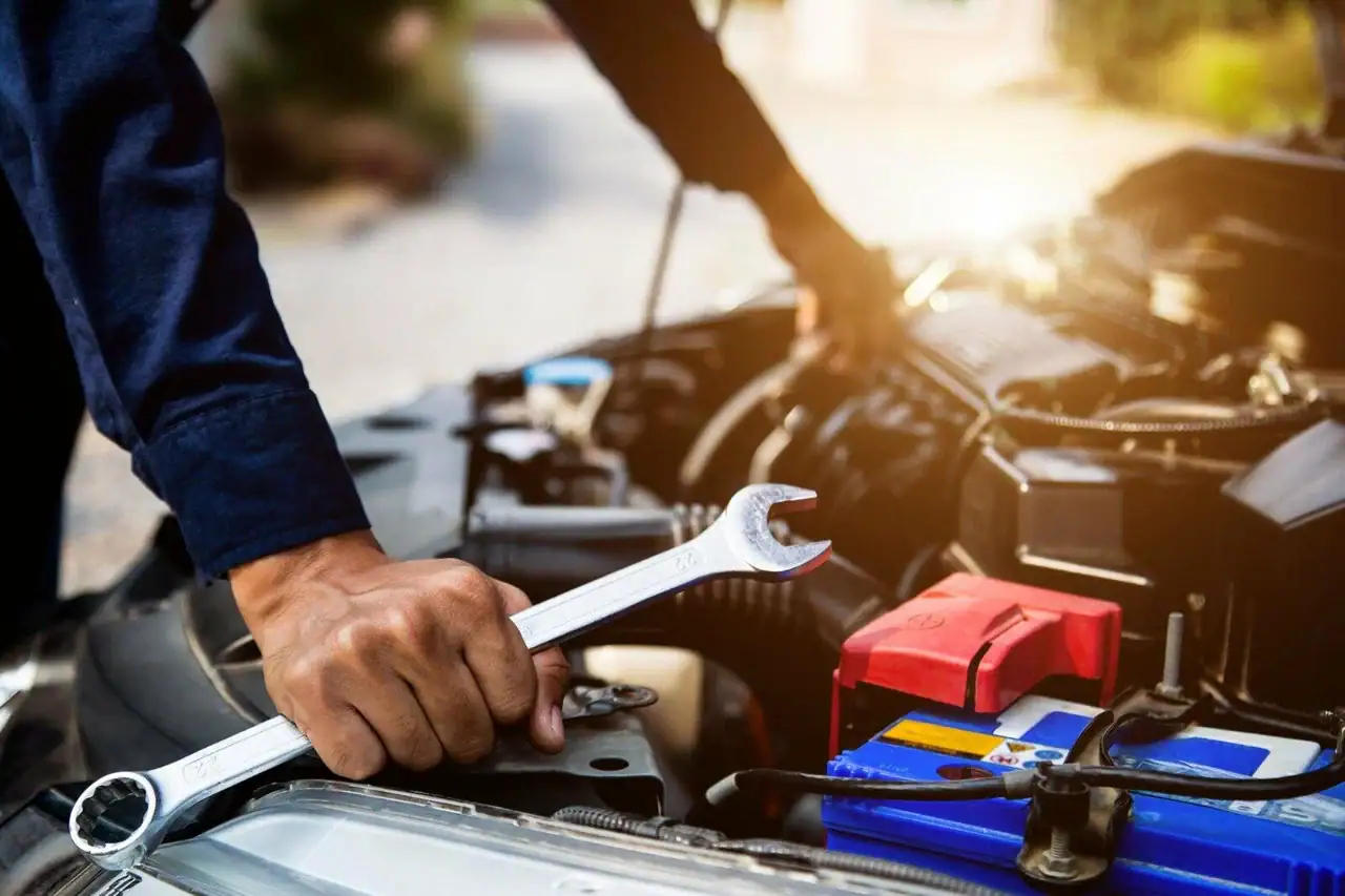 Automechanik provádí opravu motoru vozidla – údržba spolehlivého automobilu v autoservisu