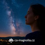 Žena pozoruje hvězdnou oblohu a Mléčnou dráhu – astrologický červen 2025 slibuje zásadní změny pro znamení Blíženců, Ryb a Vodnářů.